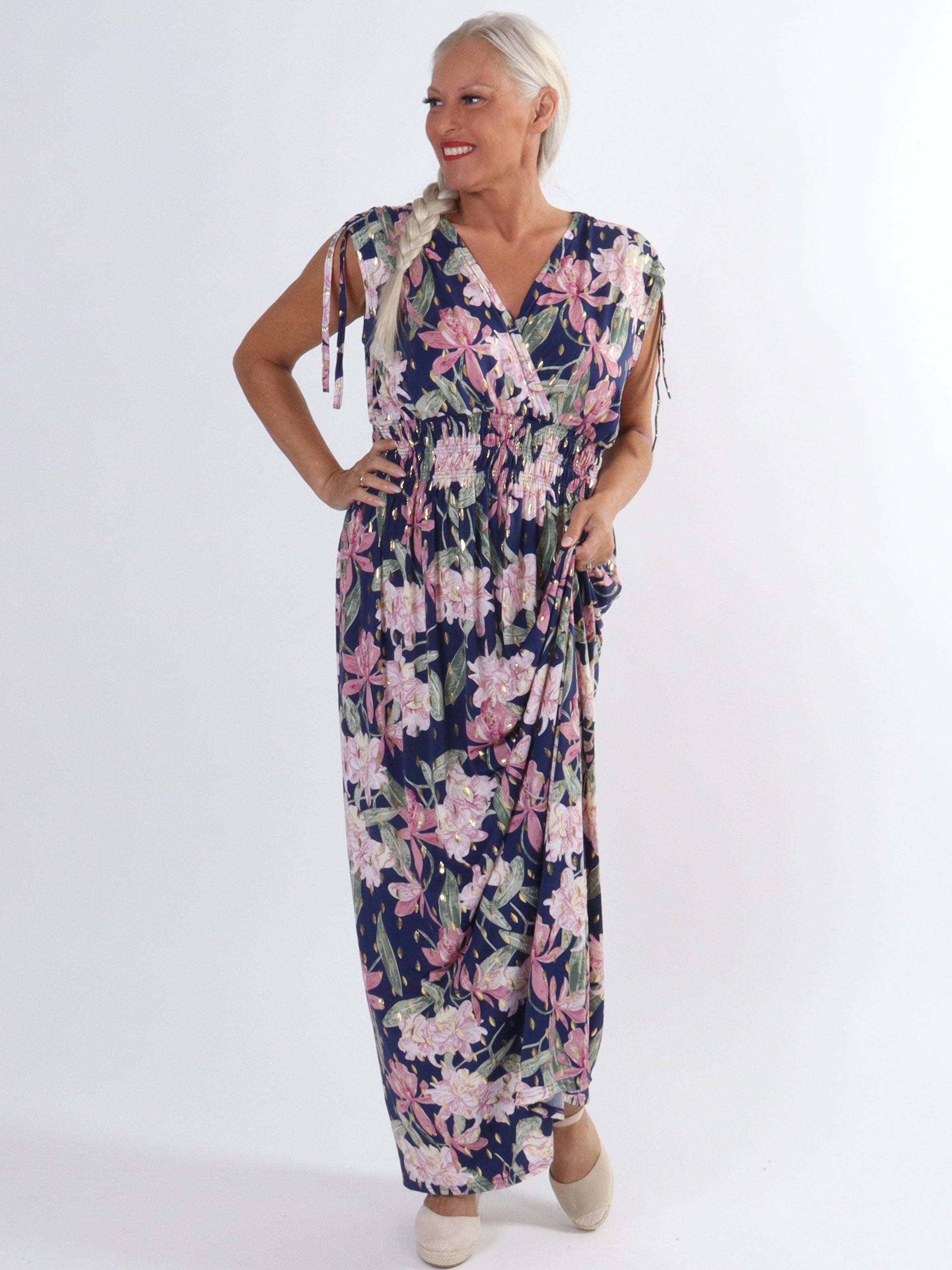 Pams Flower Sleeveless - Lang blomstret plus size kjole i krølfrit stof